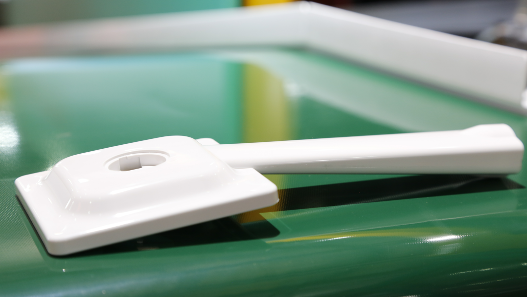 朗格注塑机生产淋浴喷头